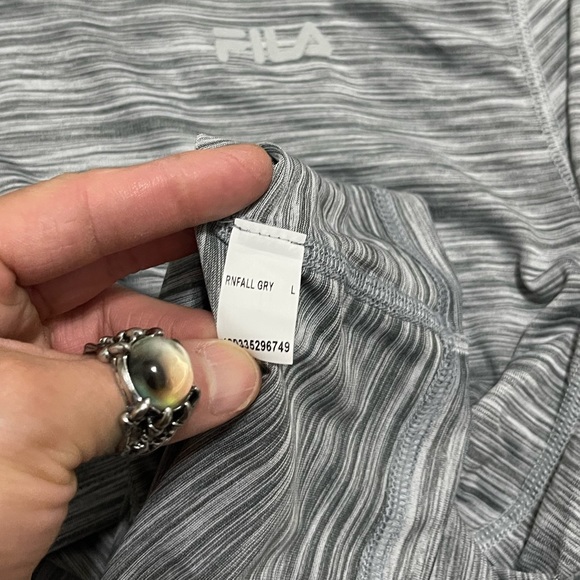 NWT Men’s Size Large Fila Short Sleeve Quick Dry Logo Print Tee In Rainfall Grey - Picture 8 of 9